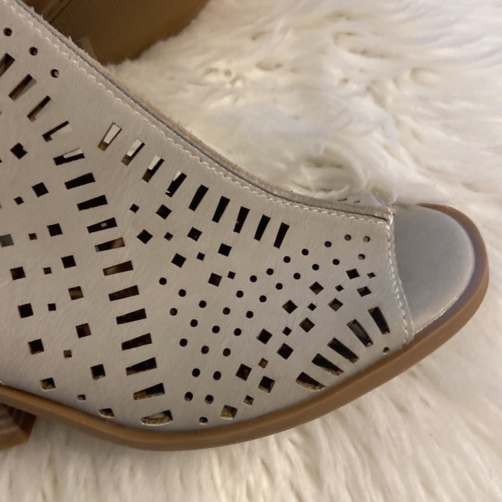 True Craft light gray Heels with Laser-Cut Design BNWOT size 9.5 see all photos - Picture 2 of 12
